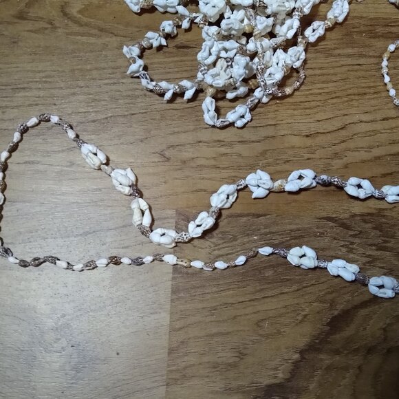 Lot Of Over 25 Shell Necklaces - Picture 8 of 8